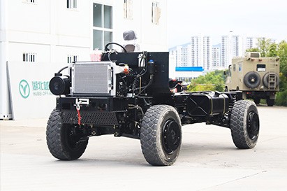 自動(dòng)擋獨(dú)立懸掛13噸越野三類底盤_330馬力右舵專用特種底盤_全驅(qū)多功能底盤開發(fā)定制